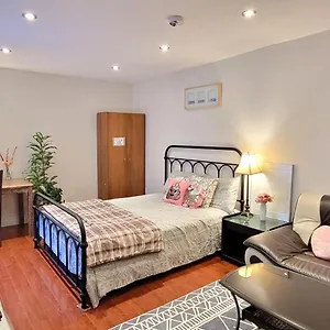Mainfloor Spacious In Toronto